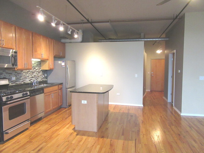 Building Photo - 6 S Laflin St