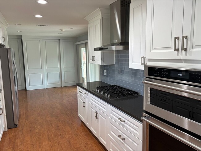 Building Photo - NICE 2 Bedroom Home with Large Enclosed Ya...