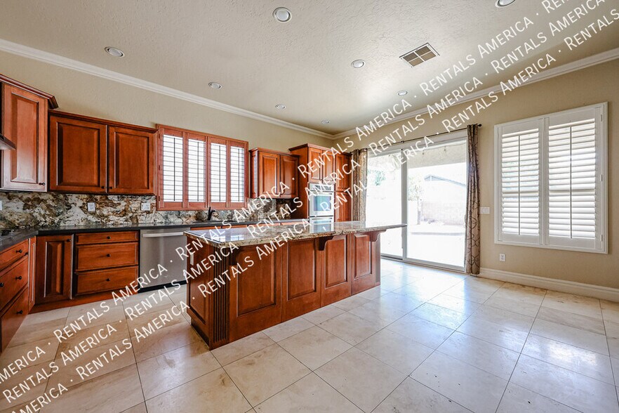 Building Photo - 2211 W Olive Way