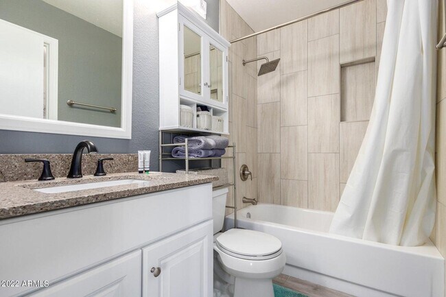 Building Photo - 1502 E Topeka Dr