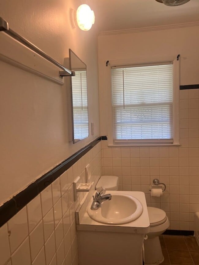 Building Photo - 5519 Higgins ~ Bonnie Doone