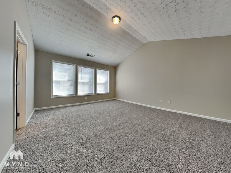 Building Photo - 2250 Village Green Dr