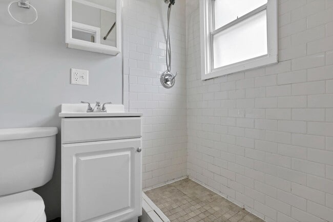 Building Photo - 590-592-592 Robinwood Ave