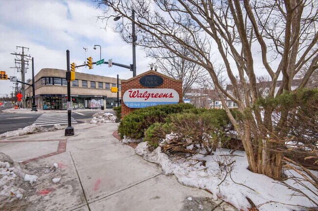 Building Photo - 1107 S Walter Reed Dr