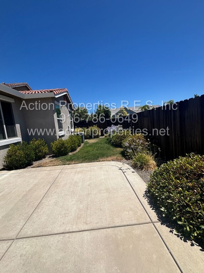 Building Photo - Solar - Whitney Ranch Newer Single Story, ...