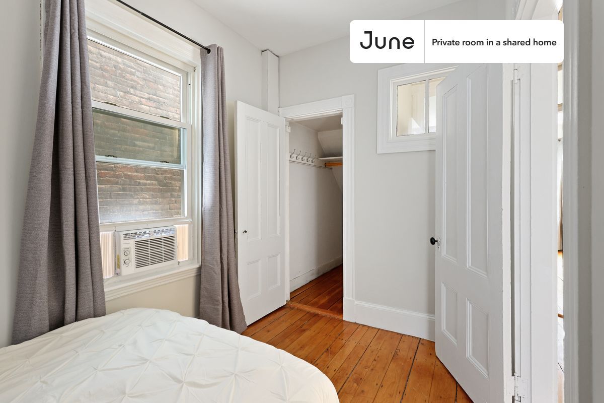 Building Photo - Room in Shared 4 bed/1 bath home in Roxbury