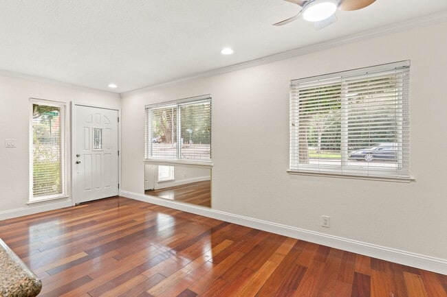 Building Photo - Pleasanton 2BD Townhouse w/ Granite Kitchen, Plank Floors, Community Amenities & Top Schools