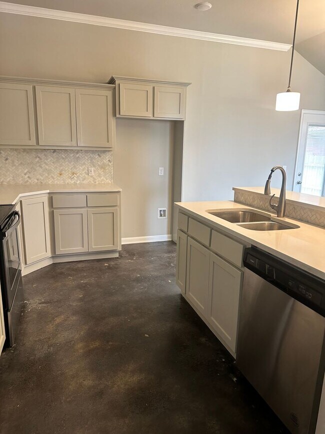 Building Photo - FIRST MONTH FREE - 4 BEDROOMS!