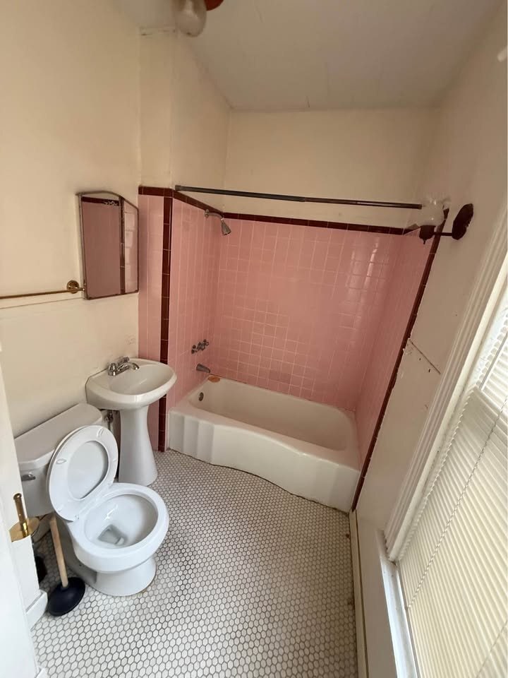 Building Photo - 6-8 Hurlbut St