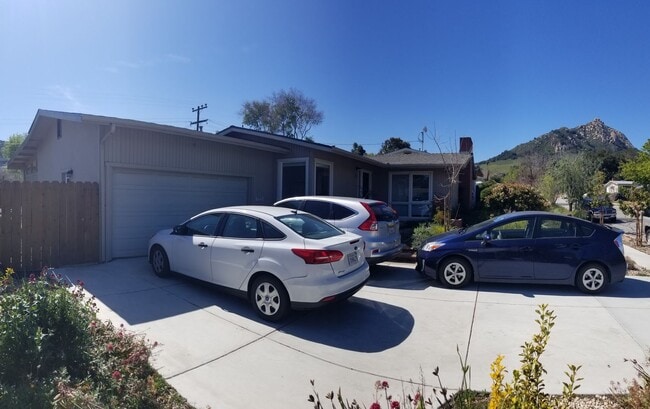 Building Photo - 5 bed 3.5 bath home close to campus!