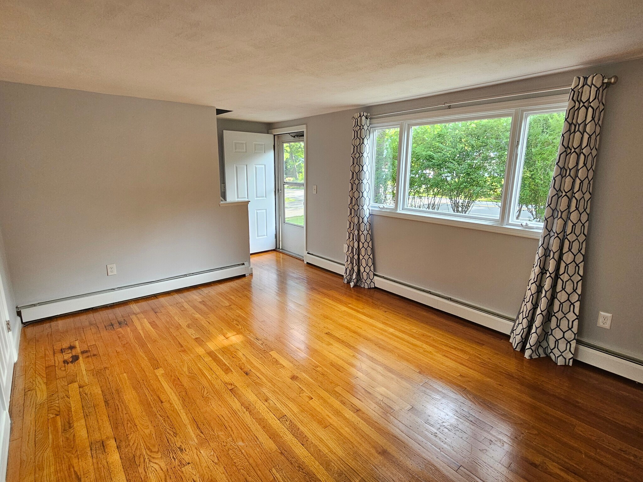 Building Photo - 435 Duck Pond Rd