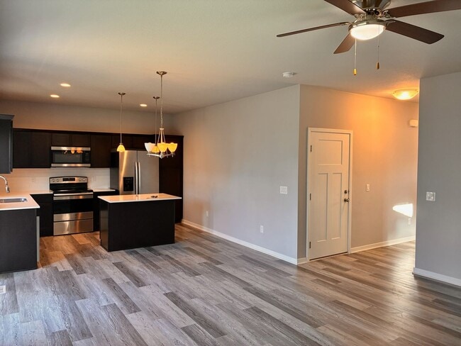 Building Photo - Spacious 3BR 2.5ba house in Urbandale, available NOW!