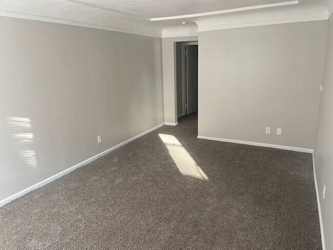 Building Photo - 5915 Urbandale Ave