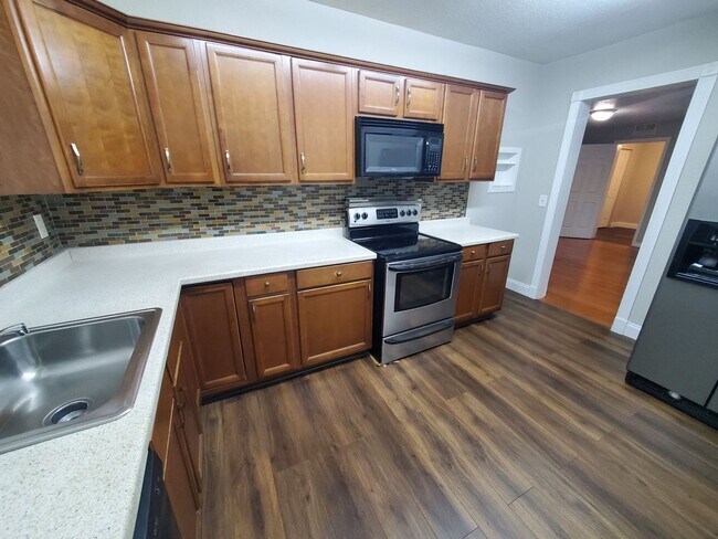 Building Photo - Charming Three bedroom one bath with huge backyard