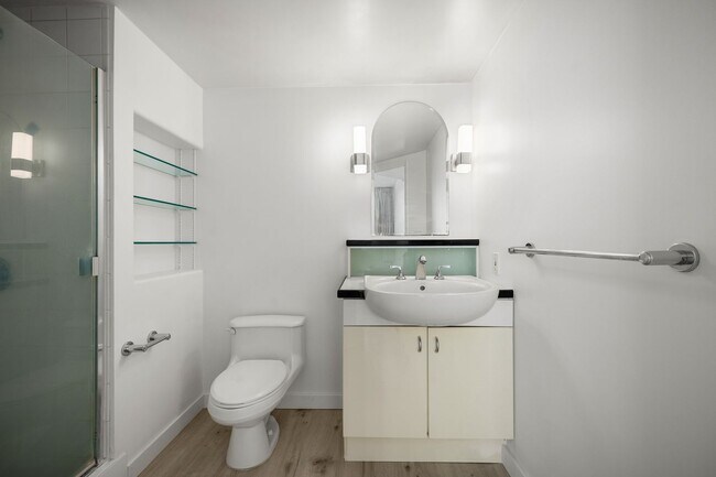 Building Photo - 801 S King St