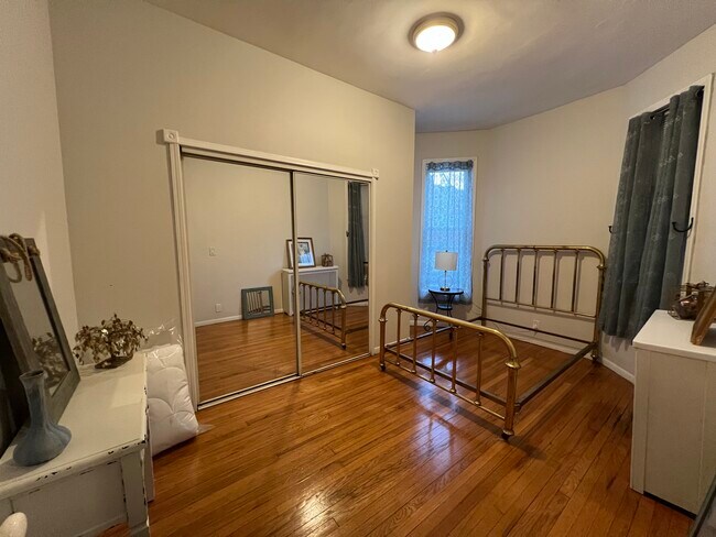 Building Photo - 1516 W Thome Ave