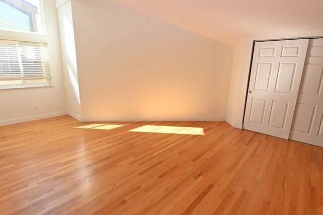 Building Photo - Available now 3/2.5, desireable neighborhood of Capistrano Community.