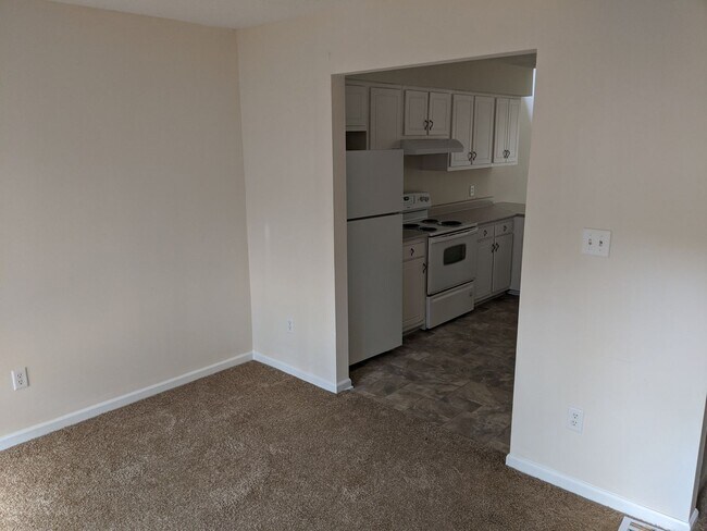 Building Photo - Belmont Trace Townhome-Available for Immed...