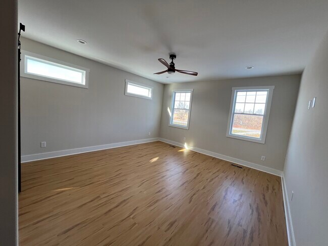 Building Photo - Clarksville Luxury home