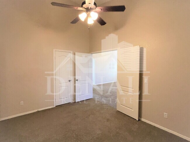 Building Photo - 1121 S Western Skies Dr