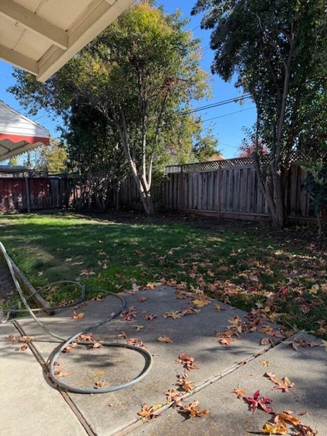 Building Photo - Home for the Holidays! 3 Bedroom, 2.5 Bath Single Family Home