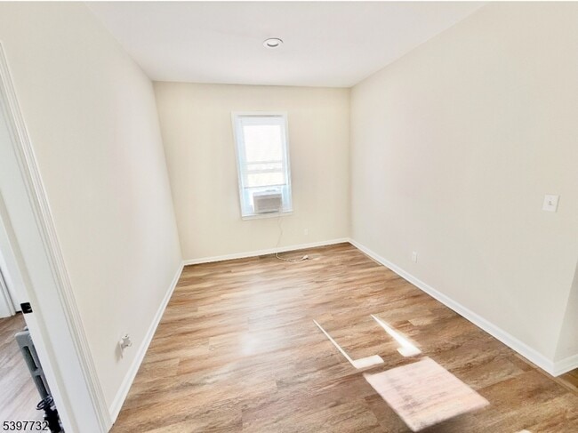 Building Photo - 529 E Blancke St