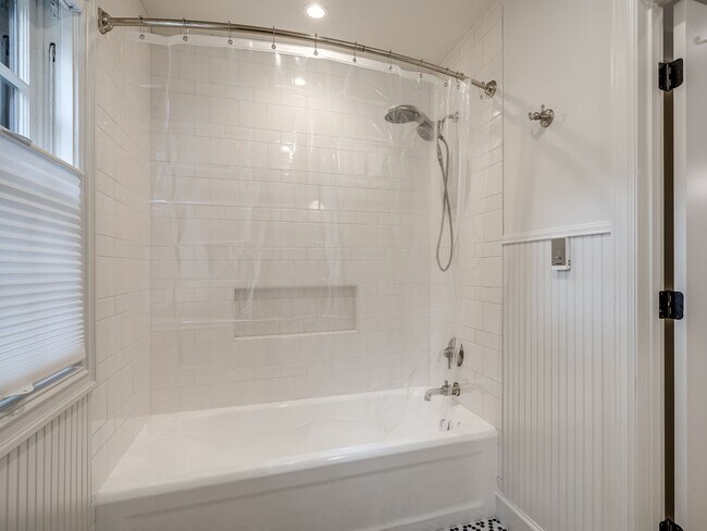 Building Photo - Luxury Living in the Heart of Tulsa