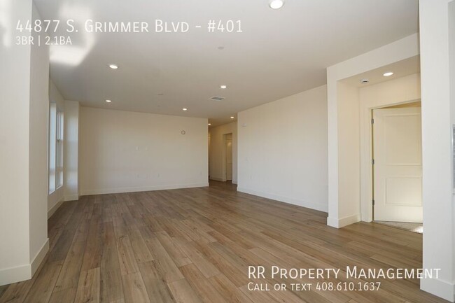 Building Photo - Brand New Top Floor Condo in Excellent Fre...