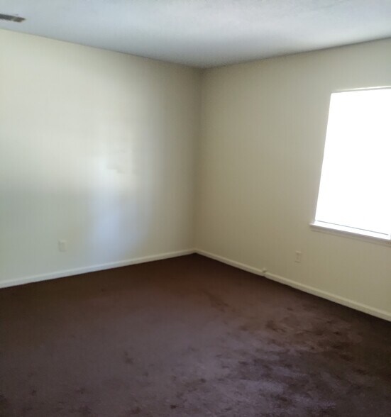 unit B back bedroom - 1124 University St