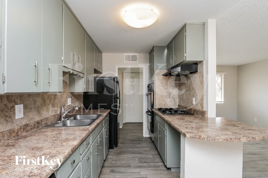 Building Photo - 2030 E Aspen Ave