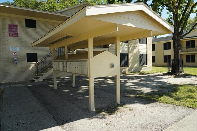 Building Photo - 3635 N MacGregor Way