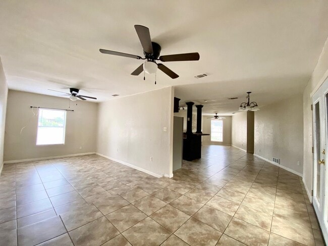 Building Photo - 110 Mariposa Dr