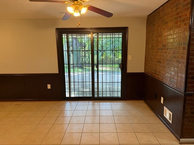 Building Photo - 13100 Cabinwood Dr