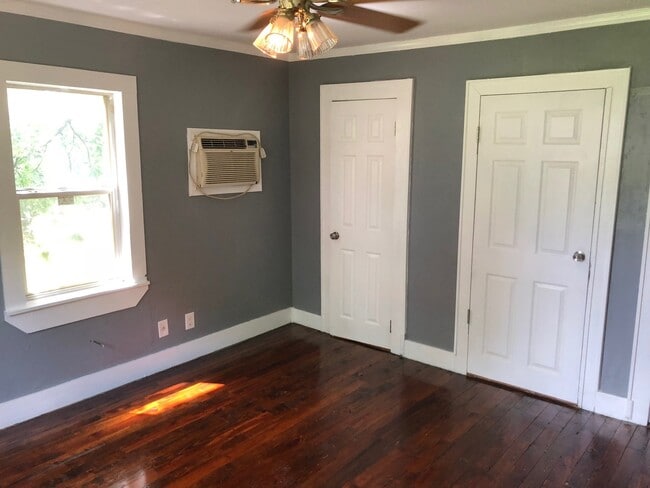 Building Photo - Nice Garage Apartment