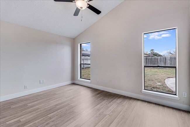 Building Photo - 985 Crossbill St