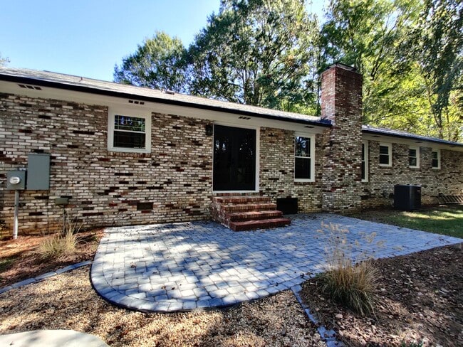 Building Photo - Renovated 3 Bedroom Home in Oakdale