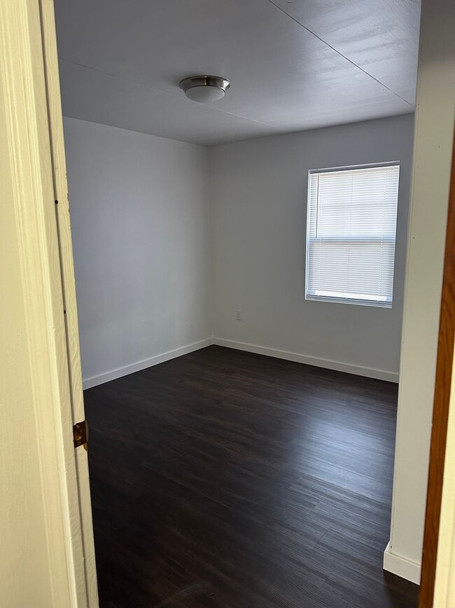 Building Photo - Newly Remodeled 3 Bedroom 1 Bath home with...