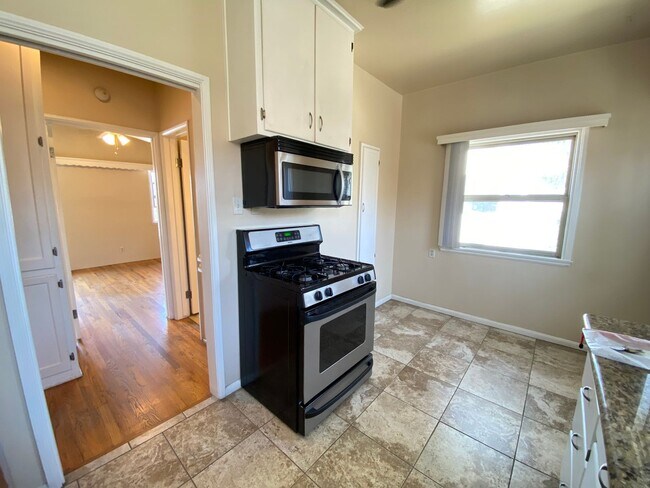 Building Photo - MOVE IN READY! Minutes from Little Italy! ...