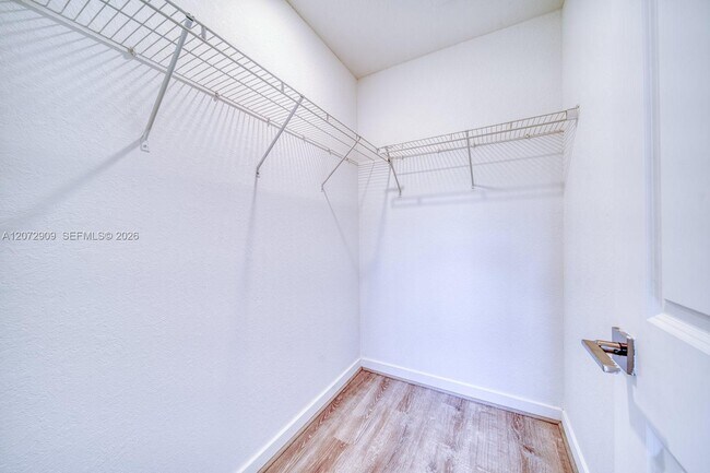 Building Photo - 1090 SE 23rd Ave