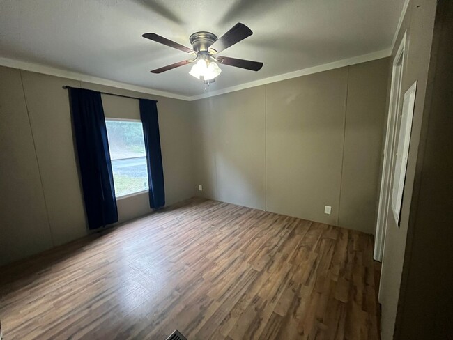 Building Photo - 3 Bedrooms, 2 Bathrooms - Home in Silver C...