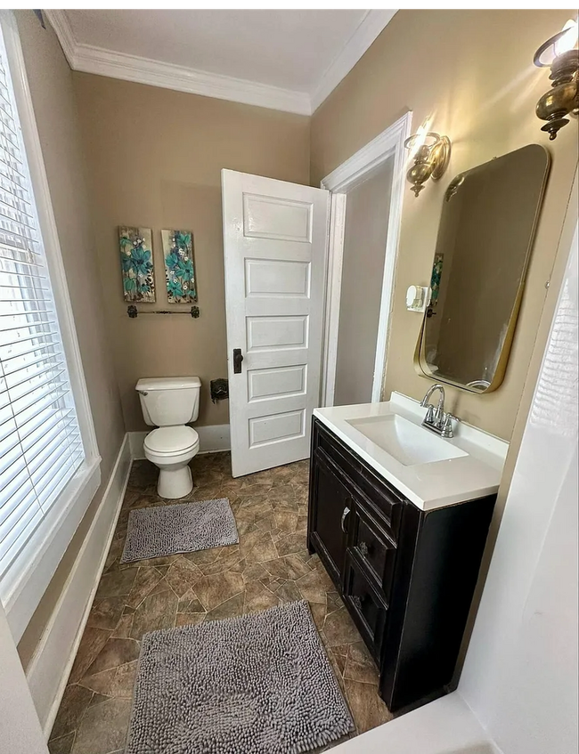 Building Photo - **Charming Small-Town Home Near Clark's Hi...