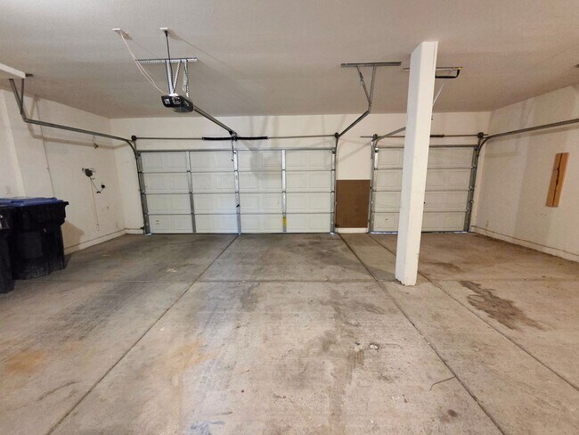 Building Photo - Spacious 4 Bed Home with Loft & 3-Car Garage