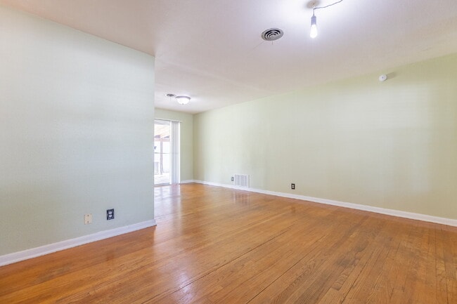 Building Photo - 422 Sandalwood Ln