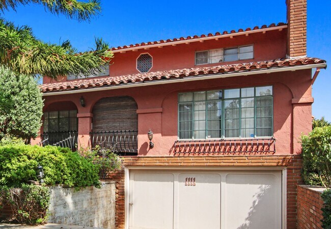 Building Photo - 1111 17th St #D in Santa Monica - North of Wilshire Blvd!