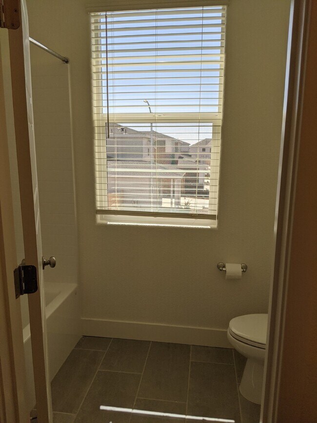 Building Photo - Prime location in Merced!