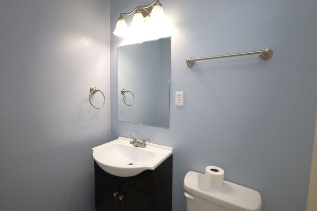 Building Photo - 608 S College St