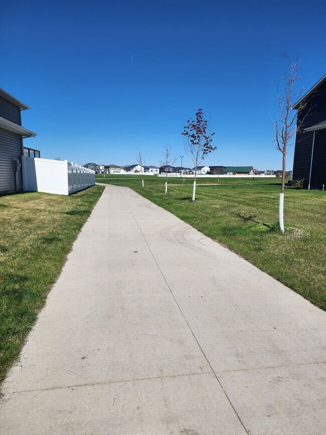 Building Photo - 3 Bed 3 Bath Single Family Home