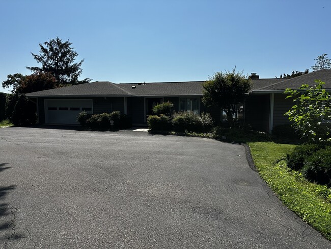 Building Photo - 705 Whitehall Plains Rd
