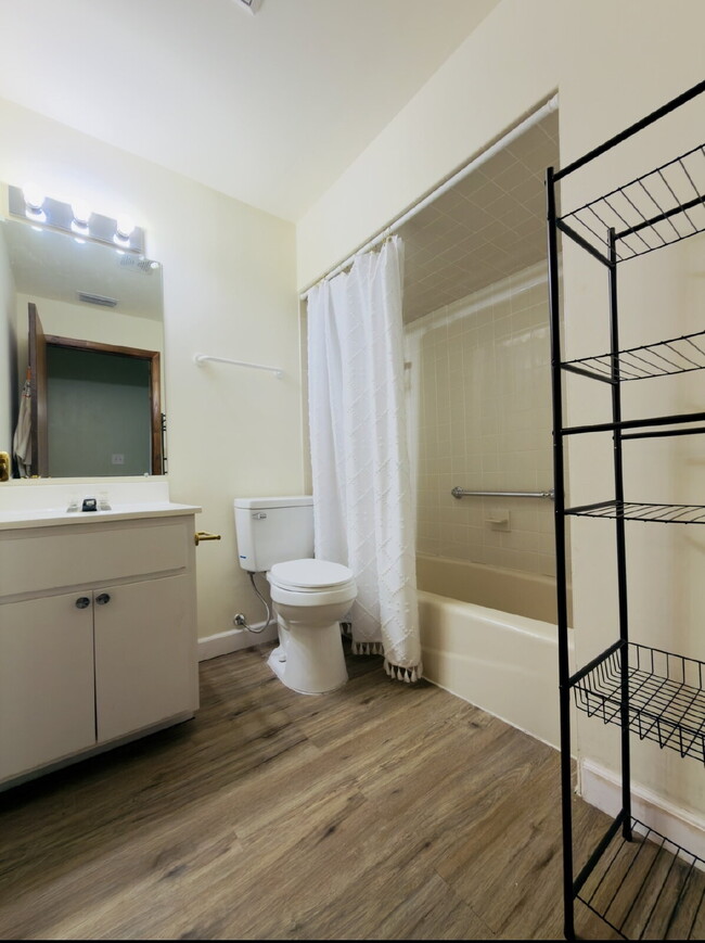 Building Photo - Large 2 Bedroom PSJ