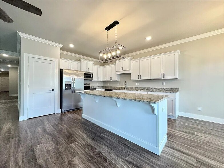 Building Photo - 837 NE Heights Ln